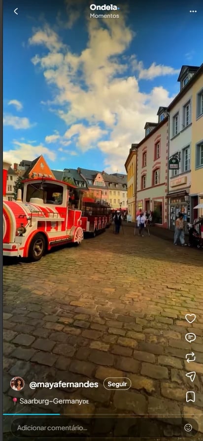 Tela Momentos do app Ondela, com um vídeo vertical de uma rua histórica e os botões de curtir, comentar e compartilhar.